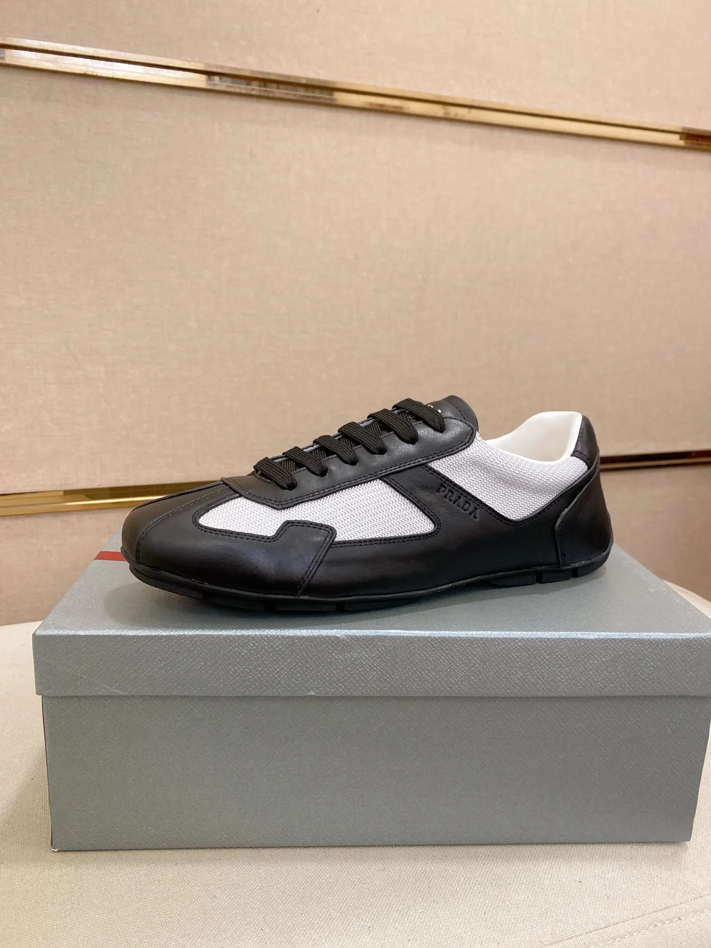 Men's shoes 💰 480💰 ✔️✔️✔️Top high version High-quality new PRADA (Prada) counters are launched at the same time. The new men's shoes and 😘fabrics are purely handmade in Niujing. Lining: Full cowhide lining. 👍🏿High-end☄️Open-molded non-slip rubber outsole, exquisite lines, simple and elegant, comfortable and high-end for leisure travel. Code number: 38-44. Can be customized45